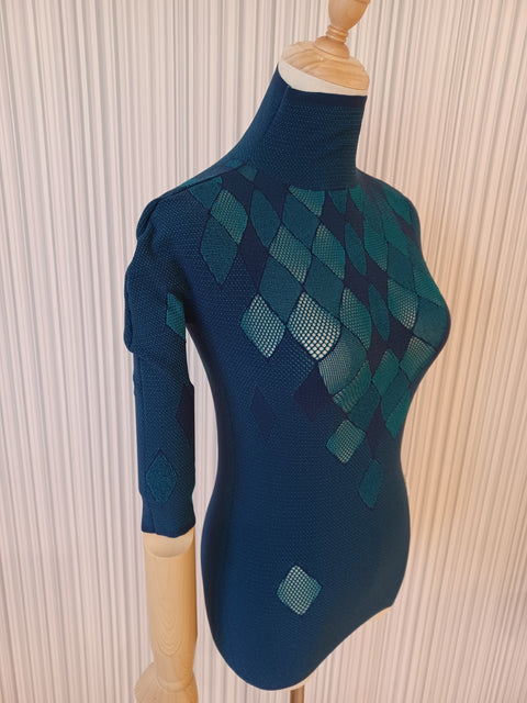 Seam free knit 3/4 sleeve high neck argyle